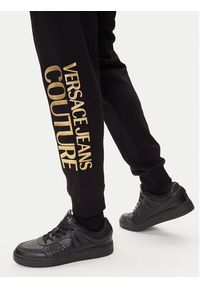 Versace Jeans Couture Spodnie dresowe 79GAAT05 Czarny Regular Fit. Kolor: czarny. Materiał: bawełna #5