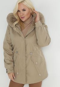 Born2be - Beżowa Kurtka Parka Nylonowa Deseyi. Okazja: na spacer. Kolekcja: plus size. Kolor: beżowy. Materiał: nylon. Sezon: zima. Styl: klasyczny, elegancki