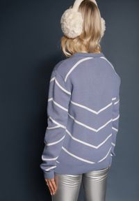 Renee - Niebieski Sweter z Wiskozą w Paski Ozdobiony Wycięciem w Kształcie Serca z Cyrkoniami Temireli. Okazja: na co dzień. Kolor: niebieski. Materiał: wiskoza. Wzór: aplikacja, paski. Styl: casual