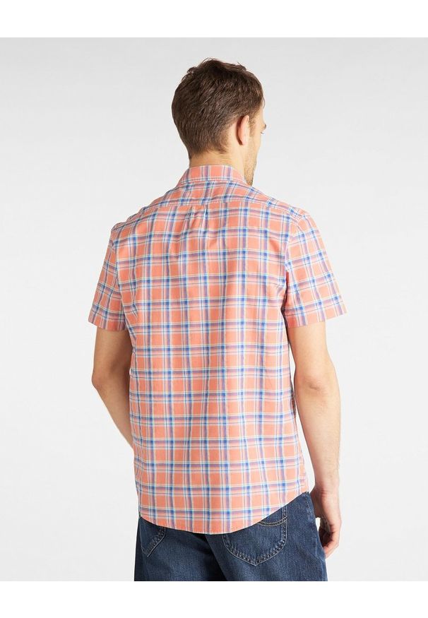 Lee - MĘSKA KOSZULA LEE LEE BUTTON DOWN SS PAPRIKA L886DGNI 112123619. Typ kołnierza: button down