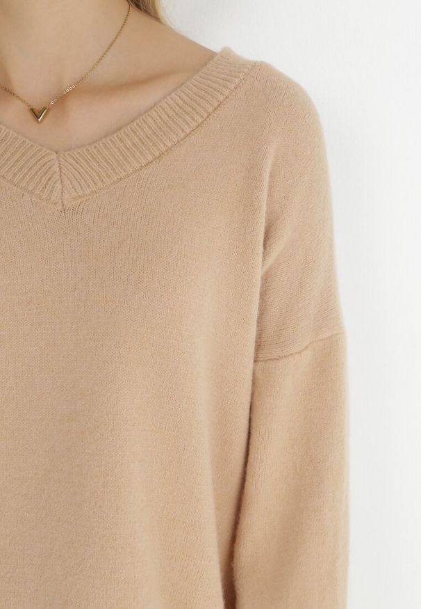 Born2be - Jasnobeżowy Sweter z Wiskozy Oversize Yorate. Okazja: na co dzień. Typ kołnierza: dekolt w serek. Kolor: beżowy. Materiał: wiskoza. Długość rękawa: długi rękaw. Długość: długie. Styl: wizytowy, elegancki, casual