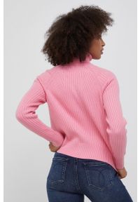 Calvin Klein Jeans Sweter z domieszką wełny damski kolor fioletowy lekki z golfem. Okazja: na co dzień. Typ kołnierza: golf. Kolor: fioletowy. Materiał: wełna. Długość rękawa: raglanowy rękaw. Wzór: haft. Styl: casual