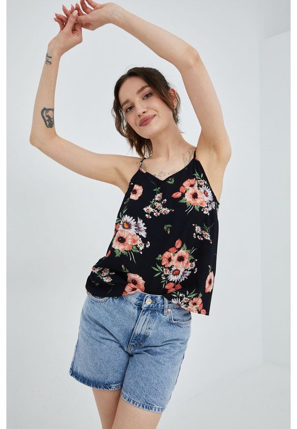 only - Only bluzka kolor czarny. Okazja: na co dzień. Kolor: czarny. Materiał: tkanina. Długość rękawa: na ramiączkach. Styl: casual