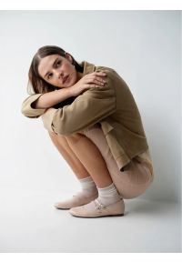 Ryłko - Lakierowane baleriny z dwoma paskami. Nosek buta: okrągły. Zapięcie: pasek. Kolor: beżowy. Materiał: skóra, lakier. Szerokość cholewki: normalna. Styl: street #1