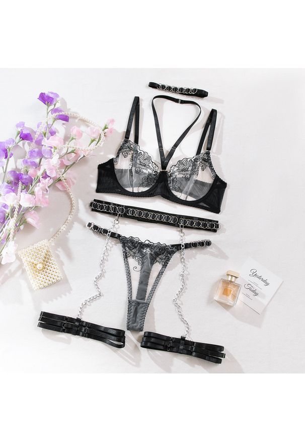 Intica - Komplet bielizny haftowanej z ozdobnymi łańcuszkami Oliva. Kolor: czarny. Materiał: materiał. Wzór: haft