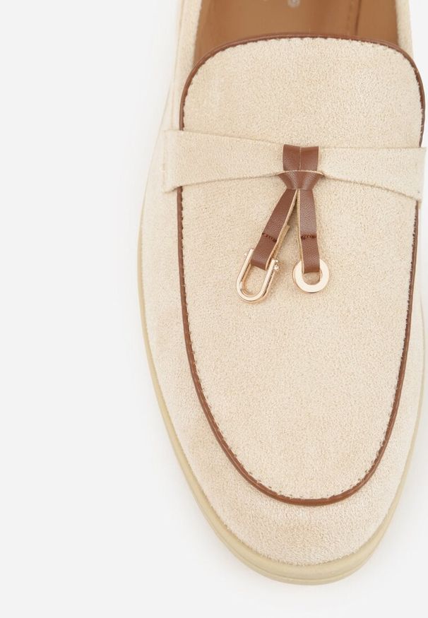 Born2be - Beżowe Mokasyny z Imitacji Zamszu Zdobione Aplikacją z Zawieszkami Peleg. Okazja: na spotkanie biznesowe, do pracy. Kolor: beżowy. Materiał: zamsz. Wzór: aplikacja. Styl: biznesowy, elegancki