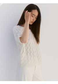 Reserved - Sweter z ozdobnym wiązaniem - kremowy. Kolor: kremowy. Materiał: bawełna, dzianina