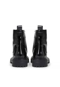 Kazar - Czarne trzewiki damskie. Wysokość cholewki: przed kolano. Zapięcie: sznurówki. Kolor: czarny. Materiał: skóra, lakier. Szerokość cholewki: normalna. Wzór: aplikacja #3