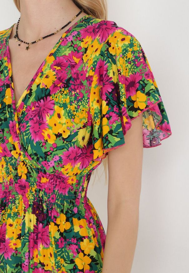 Born2be - Żółto-Fuksjowa Wiskozowa Sukienka Maxi w Kwiaty z Gumką w Talii i Kopertowym Dekoltem Trelline. Kolor: żółty. Materiał: wiskoza. Długość rękawa: krótki rękaw. Wzór: kwiaty. Typ sukienki: kopertowe. Długość: maxi