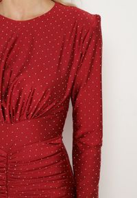 Born2be - Bordowa Koktajlowa Sukienka z Marszczeniem Cyrkoniami i Usztywnionymi Miseczkami Zozirina. Okazja: na co dzień. Kolor: czerwony. Typ sukienki: dopasowane. Styl: wizytowy #5