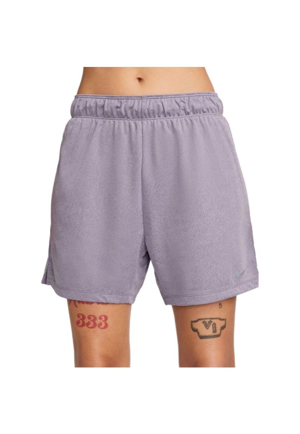 odzież Nike. Kolor: fioletowy. Długość: krótkie