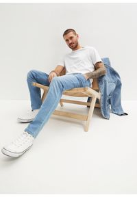 bonprix - Dżinsy ze stretchem Slim Fit Straight. Kolor: niebieski