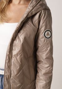 Born2be - Brązowa Kurtka Pikowana z Nieodpinanym Kapturem i Aplikacją na Rękawie Endora. Okazja: na spacer, na co dzień. Kolor: brązowy. Materiał: poliester, jeans. Wzór: aplikacja. Styl: casual, elegancki #5