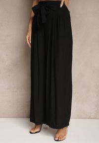 Renee - Czarne Wiskozowe Spodnie High Waist o Szerokim Kroju Aranisa. Okazja: na co dzień. Stan: podwyższony. Kolor: czarny. Materiał: wiskoza. Wzór: aplikacja. Styl: elegancki, casual