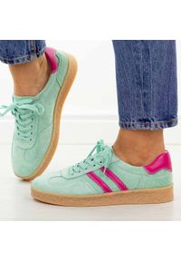 Zielone skórzane półbuty damskie S.Barski 7089. Okazja: na spacer, na co dzień. Nosek buta: okrągły. Zapięcie: sznurówki. Kolor: zielony. Materiał: zamsz, skóra. Szerokość cholewki: normalna. Sezon: wiosna, jesień, lato. Styl: casual, elegancki, sportowy, klasyczny #1