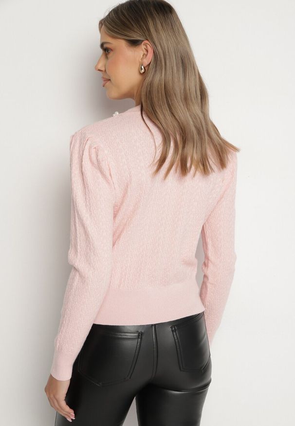 Born2be - Różowy Sweter Ozdobiony Perłami ze Ściągaczem Miannae. Okazja: na imprezę, na co dzień. Kolor: różowy. Materiał: jeans. Wzór: aplikacja. Styl: casual, elegancki