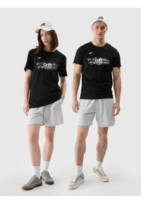 4f - 4F T-shirt regular z nadrukiem uniseks 4F x Drift Masters - czarny 3XL. Okazja: na co dzień. Kolor: czarny. Materiał: dzianina, bawełna, jersey. Wzór: nadruk. Styl: klasyczny, sportowy, casual