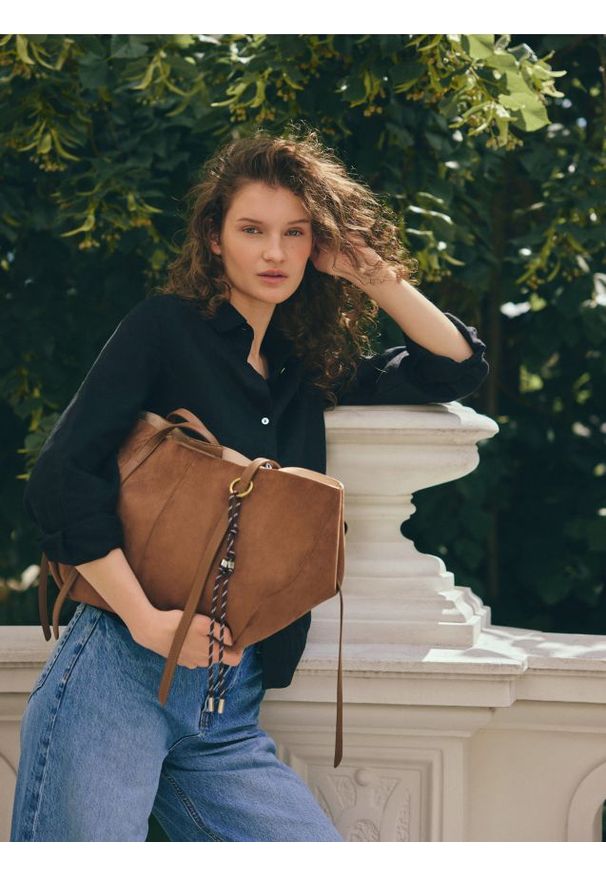 Reserved - Torebka na ramię - brązowy. Kolor: brązowy. Materiał: zamszowe. Rodzaj torebki: na ramię