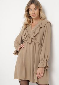 Born2be - Ciemnobeżowa Rozkloszowana Sukienka o Kopertowym Kroju z Falbankami Celonara. Okazja: na imprezę. Typ kołnierza: kołnierz z falbankami. Kolor: beżowy. Typ sukienki: kopertowe. Styl: elegancki #5