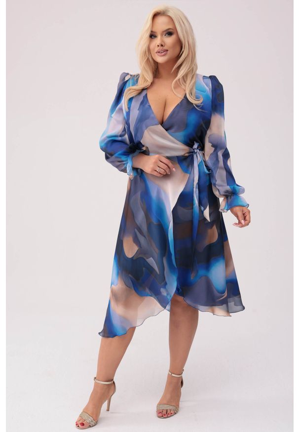 Moda Size Plus Iwanek - Elegancka sukienka Błękitne Marzenie PLUS SIZE XXL OVERSIZE WIOSNA. Okazja: na imprezę. Typ kołnierza: dekolt w kształcie V. Kolekcja: plus size. Kolor: niebieski. Materiał: tkanina, elastan, poliester, materiał. Sezon: wiosna. Typ sukienki: oversize, dla puszystych. Styl: elegancki