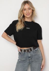 Born2be - Czarny Bawełniany T-shirt Crop Top z Naszywką Adivios. Okazja: na co dzień. Kolor: czarny. Materiał: bawełna. Długość: krótkie. Wzór: aplikacja. Styl: casual, elegancki #5