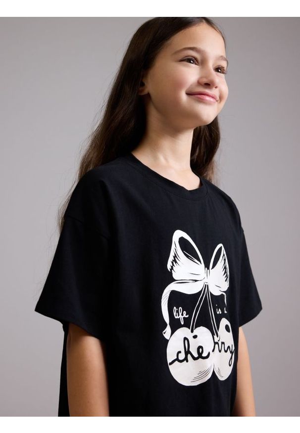 Reserved - T-shirt z nadrukiem - czarny. Kolor: czarny. Materiał: bawełna. Wzór: nadruk