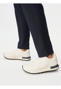 Emporio Armani Sneakersy EM003740 AF19726 M0107 Biały. Kolor: biały. Materiał: skóra #1