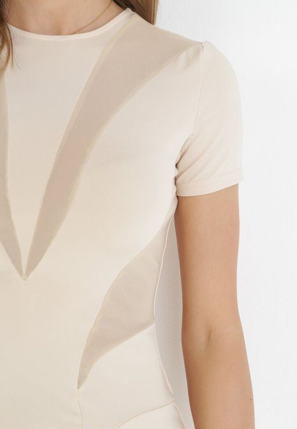 Born2be - Beżowa Dopasowana Sukienka Mini z Krótkim Rękawem Davela. Okazja: na co dzień. Kolor: beżowy. Długość rękawa: krótki rękaw. Styl: casual. Długość: mini