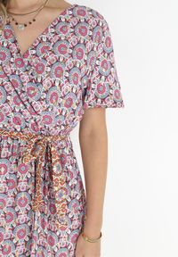 Born2be - Różowa Sukienka z Wiskozy w Etno Wzór z Gumką i Paskiem w Talii Lucassa. Kolor: różowy. Materiał: wiskoza. Styl: etno #3