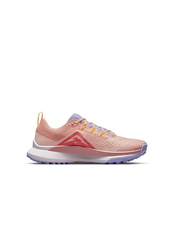 Buty do biegania damskie Nike React Pegasus Trail 4. Zapięcie: sznurówki. Kolor: beżowy. Materiał: materiał, syntetyk, tkanina. Szerokość cholewki: normalna