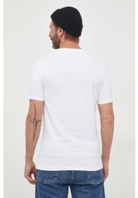 Guess t-shirt bawełniany kolor biały z nadrukiem. Kolor: biały. Materiał: bawełna. Długość rękawa: krótki rękaw. Długość: krótkie. Wzór: nadruk. Styl: klasyczny #5