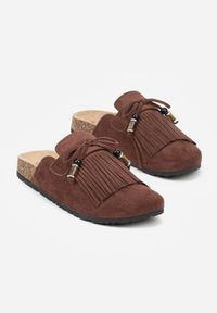 Born2be - Brązowe Klapki Mule z Imitacji Zamszu Zdobione Koralikami i Frędzlami Elwedena. Kolor: brązowy. Materiał: zamsz. Wzór: aplikacja. Styl: klasyczny, elegancki, boho #3