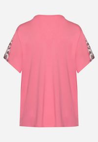 Born2be - Różowy Bawełniany T-shirt o Fasonie Nietoperza z Metalicznym Nadrukiem Brielltia. Okazja: na co dzień. Kolor: różowy. Materiał: bawełna. Wzór: nadruk. Styl: klasyczny, casual, elegancki #3