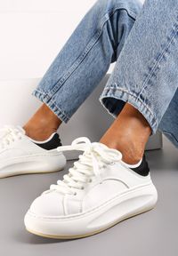 Renee - Biało-Czarne Sneakersy na Platformie Ozdobione Wypukłą Wstawką Vinelli. Nosek buta: okrągły. Zapięcie: sznurówki. Kolor: biały. Materiał: materiał. Wzór: aplikacja. Obcas: na platformie. Wysokość obcasa: niski #1