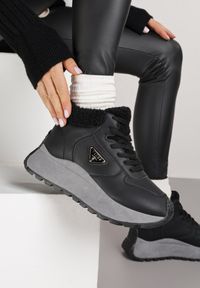 Born2be - Czarne Sneakersy Śniegowce Vices na Grubej Podeszwie z Trójkątną Ozdobą Filritisa. Kolor: czarny. Wzór: aplikacja