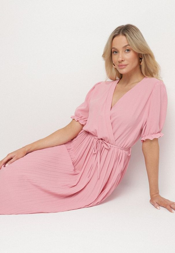 Born2be - Różowa Kopertowa Sukienka z Bawełną i Paskiem Ivellevia. Okazja: na co dzień. Typ kołnierza: dekolt w serek. Kolor: różowy. Materiał: bawełna. Długość rękawa: długi rękaw. Sezon: lato. Typ sukienki: kopertowe. Styl: klasyczny, casual, elegancki