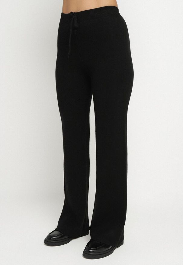 Born2be - Czarne Ocieplane Spodnie Dzianinowe o Szerokim Kroju Miorea. Okazja: na spacer. Kolor: czarny. Materiał: dzianina