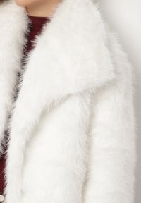 Born2be - Biała Jednorzędowa Kurtka Futerko z Szerokim Kołnierzem Conellia. Okazja: na co dzień. Kolor: biały. Materiał: futro. Styl: casual, elegancki #5