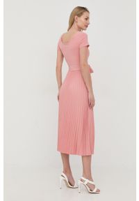 Guess sukienka kolor różowy midi rozkloszowana. Kolor: różowy. Materiał: tkanina, włókno, dzianina, materiał. Długość rękawa: krótki rękaw. Typ sukienki: rozkloszowane, plisowane. Długość: midi #5