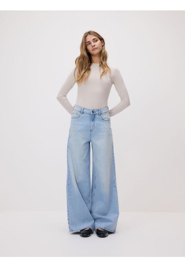 Reserved - Gładkie body - beżowy. Kolor: beżowy. Materiał: dzianina, bawełna. Wzór: gładki