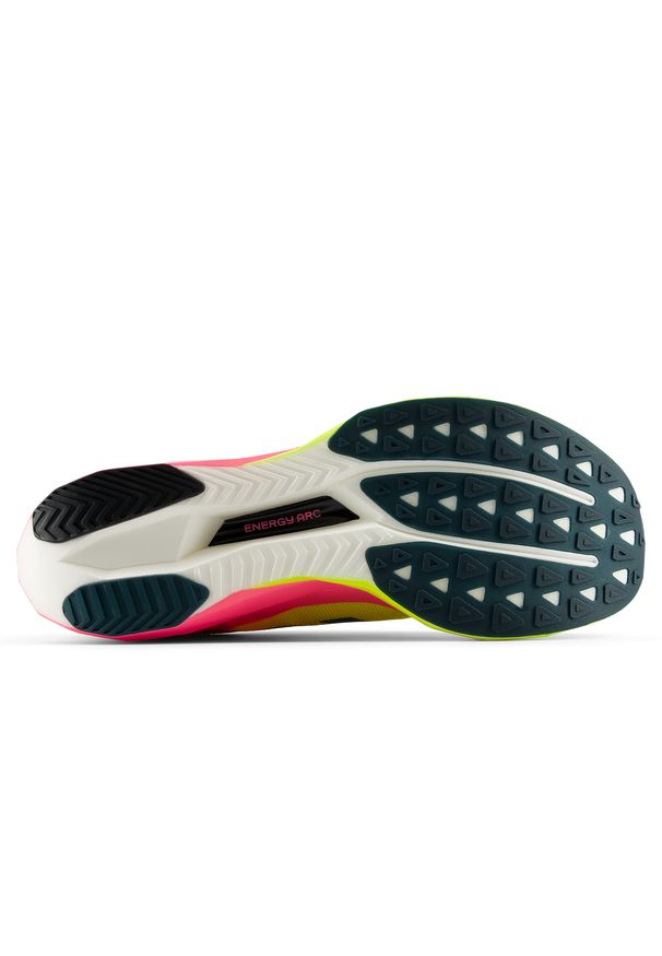 Buty męskie New Balance FuelCell SC Elite V5 TCS London Marathon MRCEL55L – różowe. Kolor: różowy. Materiał: syntetyk, materiał. Szerokość cholewki: normalna. Sport: fitness, bieganie