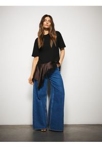 Reserved - Asymetryczny t-shirt - ciemnobrązowy. Kolor: brązowy. Materiał: dzianina, bawełna #1