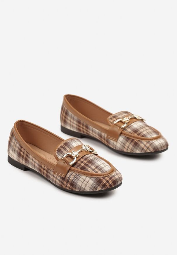 Born2be - Brązowe Mokasyny w Eleganckim Stylu z Klamerką Irivas. Okazja: na co dzień, do pracy, na spotkanie biznesowe. Zapięcie: klamry. Kolor: brązowy. Wzór: aplikacja. Styl: elegancki