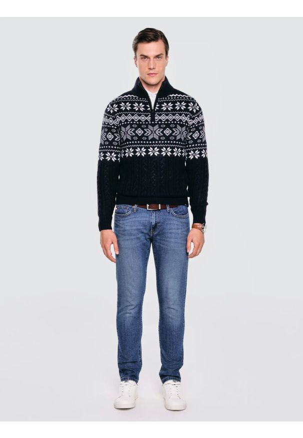 Big-Star - Sweter męski ze skandynawskim wzorem granatowy Kevino 403. Okazja: na co dzień. Typ kołnierza: kołnierzyk stójkowy. Kolor: niebieski. Materiał: dzianina, jeans. Długość: krótkie. Wzór: ze splotem. Styl: klasyczny, casual, elegancki