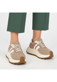 Sneakersy damskie S.Barski, cholewka skóra naturalna zamszowa kontrastowe panele wiązanie klasyczne fason niski zaokrąglony nosek masywna wizualnie p. Okazja: na co dzień. Zapięcie: sznurówki. Kolor: beżowy. Materiał: zamsz, skóra. Szerokość cholewki: normalna. Wzór: aplikacja. Styl: klasyczny #2