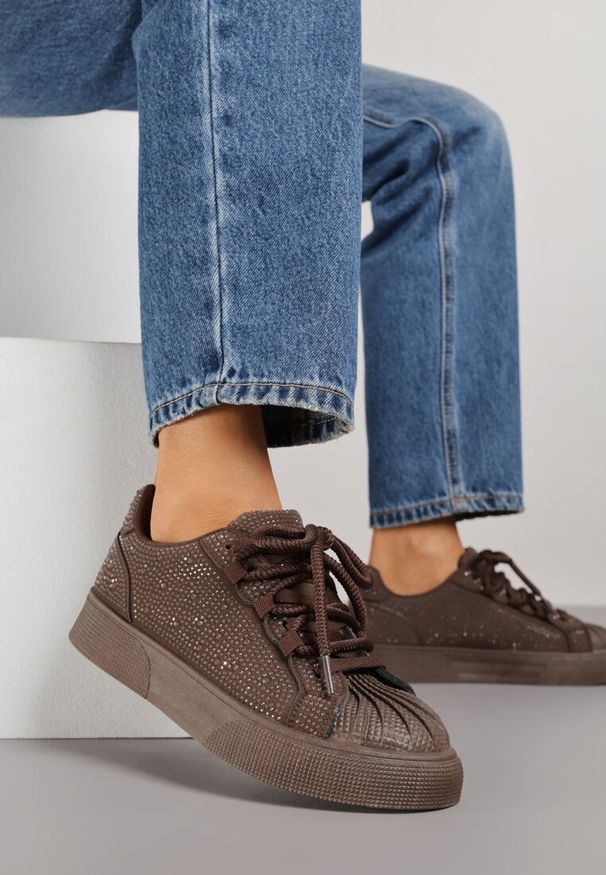 Renee - Brązowe Cyrkoniowe Sneakersy Zdobione Marszczeniem na Nosku Westafera. Kolor: brązowy. Wzór: aplikacja