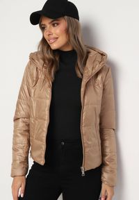 Born2be - Beżowa Pikowana Kurtka z Kapturem Terishia. Okazja: na co dzień. Typ kołnierza: kaptur. Kolor: beżowy. Materiał: jeans. Długość rękawa: długi rękaw. Długość: długie. Sezon: wiosna. Styl: casual, elegancki #6