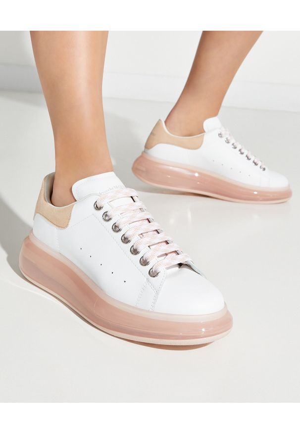 Alexander McQueen - ALEXANDER MCQUEEN - Skórzane sneakersy z różową podeszwą. Nosek buta: okrągły. Kolor: biały. Materiał: skóra