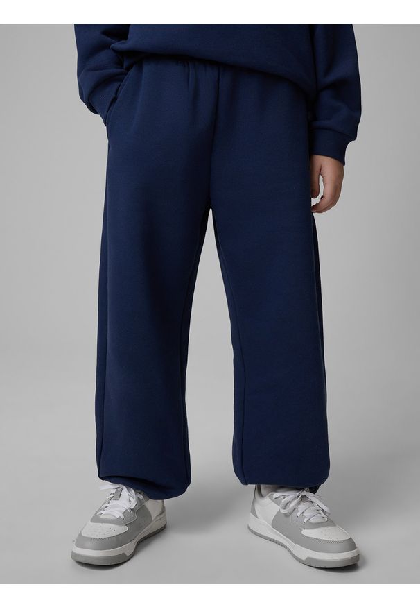 4f - 4F Spodnie dresowe z szerokimi nogawkami chłopięce - granatowe 146/152 (10-12 lat). Okazja: na spacer, na co dzień, na uczelnię. Kolor: niebieski. Materiał: dresówka. Sezon: lato. Styl: casual, klasyczny