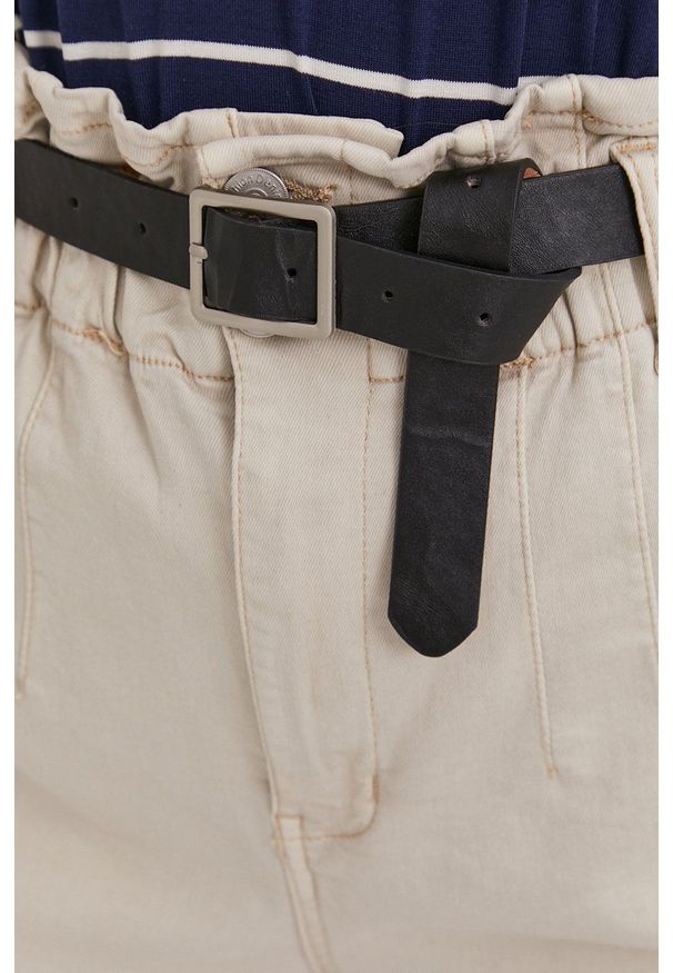 Answear Lab Szorty damskie kolor beżowy gładkie high waist. Okazja: na co dzień. Stan: podwyższony. Kolor: beżowy. Materiał: materiał. Wzór: gładki. Styl: wakacyjny